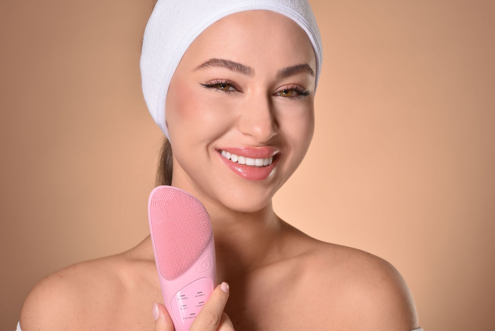 BLUSH Silicone Face Brush